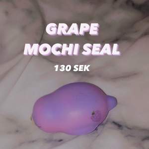 Säljer denna mochi seal squishyn från det kända märket Puni Maru. Den är i bra skick. Om man köper från Buniisquish ingår det alltid extras (ex. klistermärken), tackkort och postbevis. Undrar du vad squishys är? - dm:a mig så förklarar jag 💕 130 kr, vid snabbt köp kan den prutas ner till 110 kr ❣️