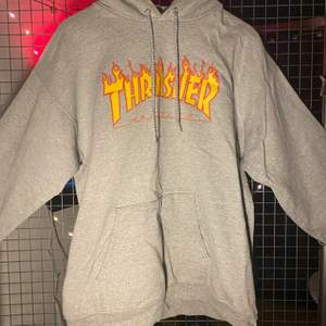 Fet hoodie från thrasher som är i väldigt bra skick. Används inte längre så säljer den vidare. 400 eller bud!