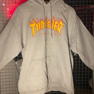 Thrasher hoodie - Fet hoodie från thrasher som är i väldigt bra skick. Används inte längre så säljer den vidare. 400 eller bud!