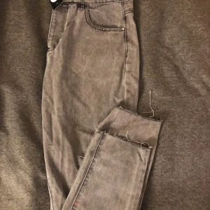 Momjeans  - Gråa monjeans storlek 38 från boohoo. Helt omvända.