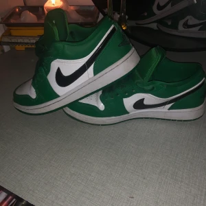 Grönvita jordans - Tänkte göra en intressekoll på mina Jordan 1 lows. De e använda väldigt fåtal gånger då de varit försmå. Skorna är i strl 42 men jordans är väldigt små i storleken så de är som 40/41 Väldigt fint skick! Vid flera intressen budgivning!