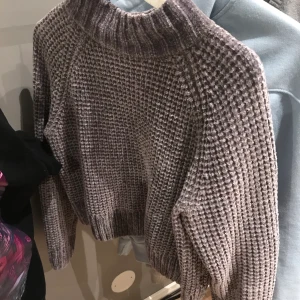 Tröja med liten krage från hm  - Säljes pga garderobsrensning😛 använd ett fåtal gånger💞Hör av er ifall ni har frågor!