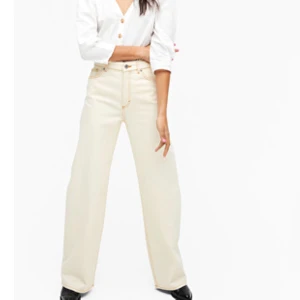 Vita Yoko Monki jeans  - Vita utsvängda Monki Yoko jeans i storlek 28/32. Sitter som S/M. Använda 1 gång. Säljer för 180kr + frakt 63kr. 💛✨