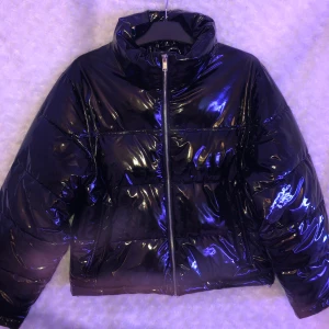 glansig puffer jacket strl M - köpt på ginatricot för 600kr gör cirka 2 månader sedan så i väldigt bra skick. Kom med bud🥰