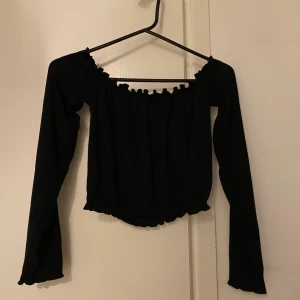 Svart topp från Bikbok - Svart topp från Bikbok. Croppad och långärmad. Strl XS 