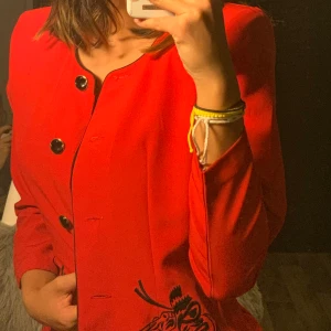 Kavaj - En röd snygg kavaj me två zebror i svart tryck 