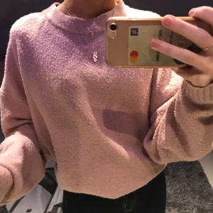 Ljusrosa stickad tröja - Ljusrosa stickad oversized tröja från Nelly i storlek S men passar definitivt M också ☺️