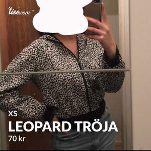 Säljer den här leopard tröjan med dragkedja på grund av att den har blivit lite liten för mig. (Frakt: 50kr)