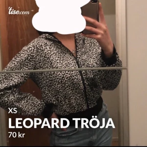 Leopard tröja - Säljer den här leopard tröjan med dragkedja på grund av att den har blivit lite liten för mig. (Frakt: 50kr)