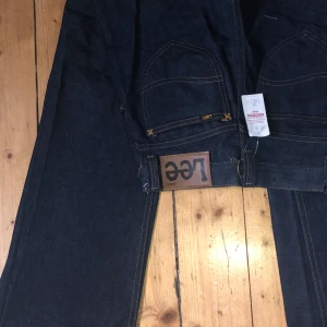 Snyggaste lee-jeansen!!! - Så fina lee-jeans som är alldeles för små för mig( så små att jag inte ens kunde ta bild för att visa hur dom sitter). Dom passar så fint för mig, som är 170cm,  i längden men för små i midja och höfter. Köpta här på Plick av en tjej som köpt på Erikshjälpen för 600kr. Verken jag eller hon har använt dom och tror dom är helt nya för dom är i väldigt fint skick! Det står inte storlek så har svårt att värdera men jag har storlek 27 i weekday jeans så dessa kanske är typ 25. Skriv om ni har frågor💕💕