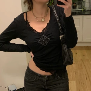 Söt topp  - Snyggaste toppen! Har matchat med ett spetslinne under. Från esprit strl M men passar S