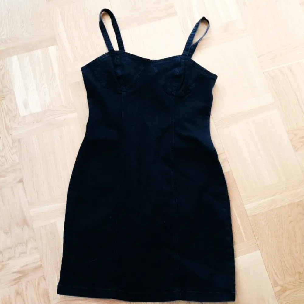 En fin svart jeansklänning köpt i amsterdam♡ står strl L men skulle säga att den är mer som 38♡. Klänningar.