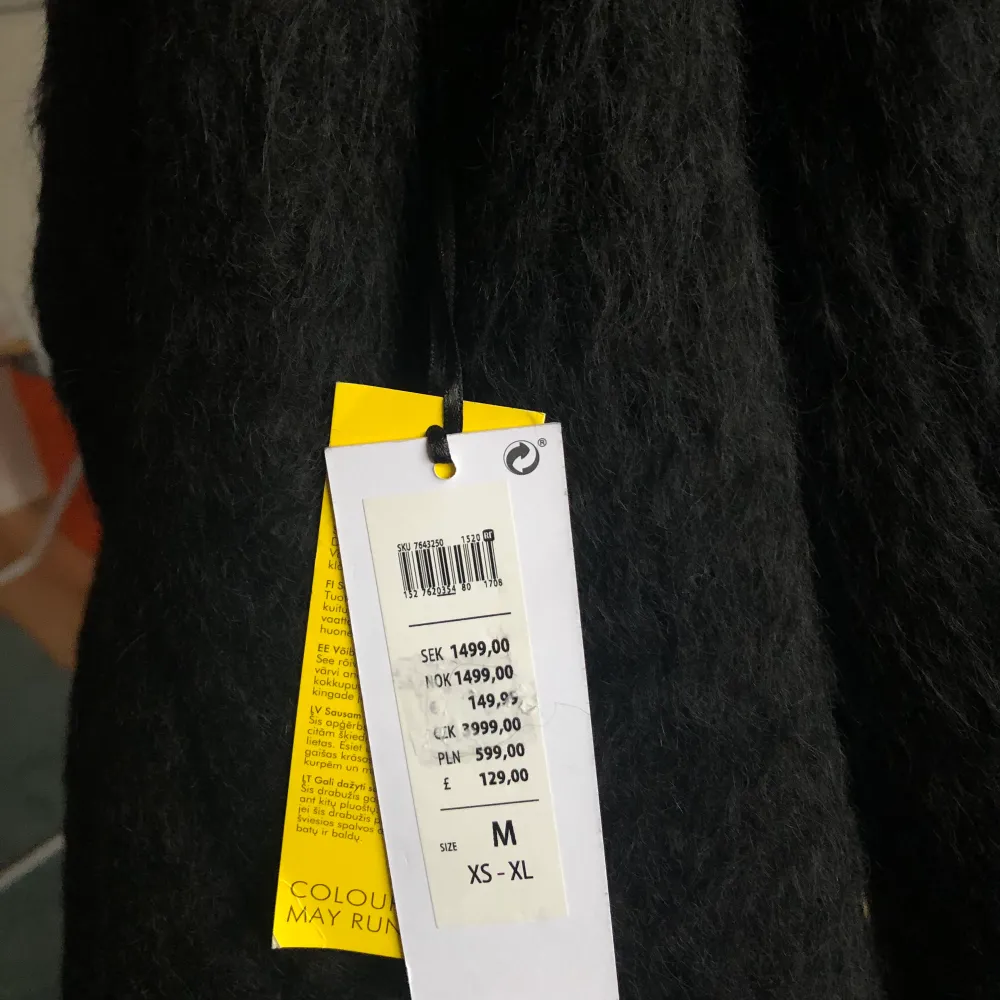 Svart Kappa, aldrig använd och har fortfarande prislappen på. Ordinarie pris 1500 kr. 50% ull. Jackor.