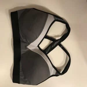 Sport-bh - En sport-bh som ger väldigt mycket stöd! Bland den bästa jag haft, men säljer pga för liten.