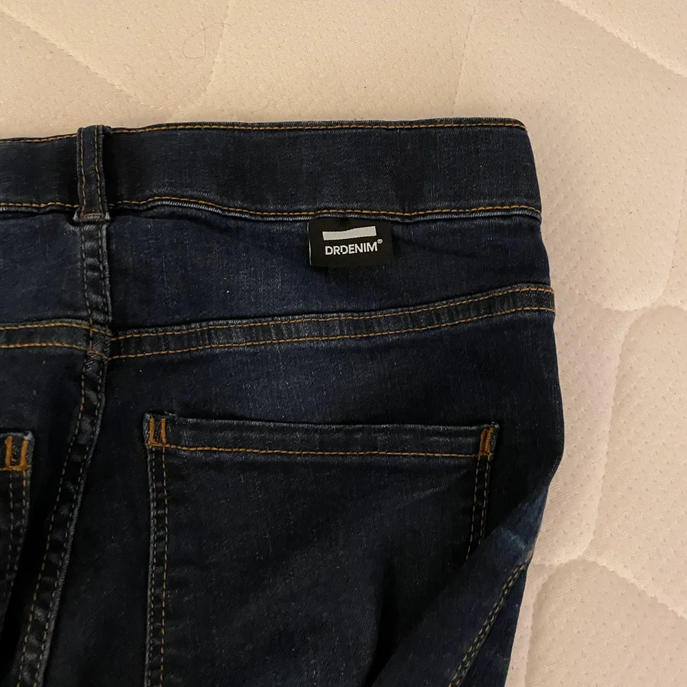 Dessa fina dr denim jeans är aldrig använda och därför i mycket fint skick. De är väldigt långa (på mig som är 1,60 går de ända ner till marken när jag står på tå, om det hjälper haha), köpare står för frakt, kontakta för fler bilder eller frågor. Jeans & Byxor.