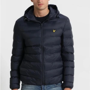 Lyle & Scott jacka large (man)  - Fin jacka för alla väder, marinblå färg och simpel men elegant. Original priset är 1,500kr, priset kan alltid diskuteras!
