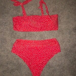 Bikini  - Säljer denna snygga bikini från Shein, aldrig använd. 70kr för båda delarna+frakt 🤪storlek L men passar S/M för den är liten i storleken 😍