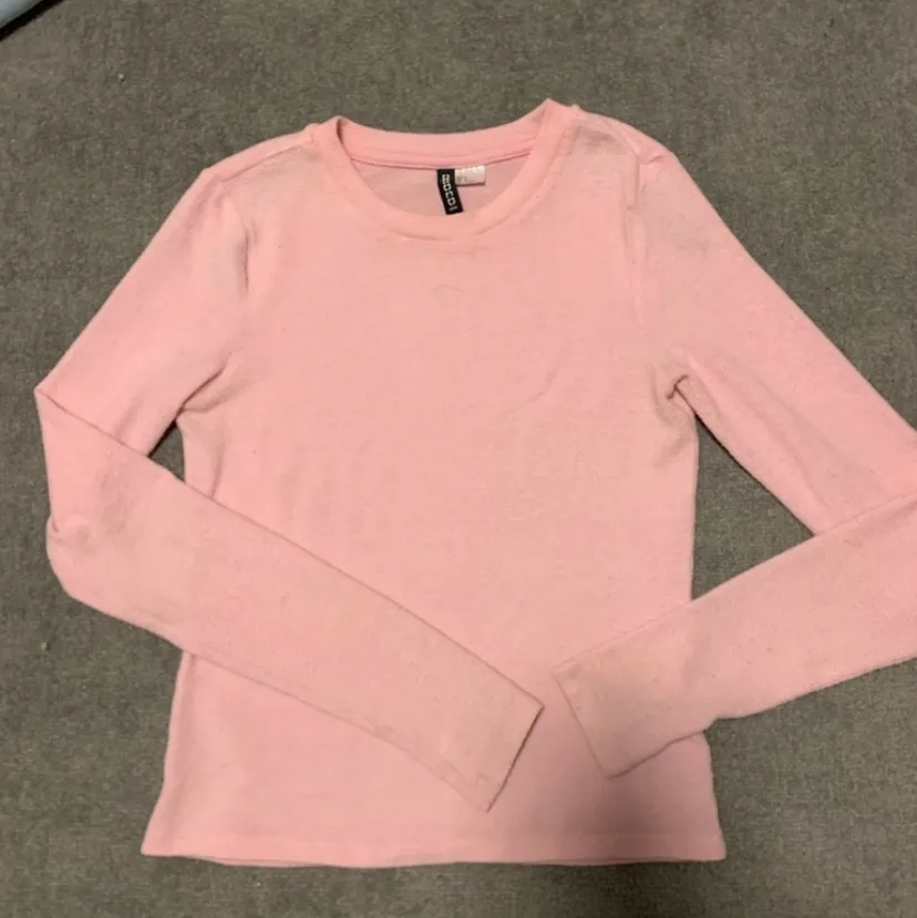 Långärmad rosa tröja från h&m. Knappt använd! . Toppar.