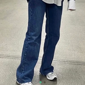 Zara jeans - ZARA JEANS Första bilden är lånad men dem andra är mina, kan även skicka mer bilder privat🥰 Modellen är high rise raw cut, har klippt dom så att dem ska passa mig som är 165 men man kan lätt klippa dom kortare om det behövs. Betalning sker via swish💓
