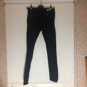 Svarta jenas  - Svarta skinny jeans. Låg midja. Aldrog använda 