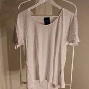 Vit urringad Zara T-shirt  - Vit urringad T-shirt från Zara i bra skick! storlek: L (Unisex) Direkt pris: 10 kr, Skriv buden till mig privat eller kommentera på bilden! Buda med minst 5kr varje gång ✨(Alla bud är välkomna) Köpare står för frakten (Du bestämmer vilket paket så länge det uppfyller vikt och storleks kraven)