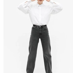 svartgrå jeans - säljer mina knappt använda jeans från monki, stl 25 i midjan och i modellen yoko. passar stl 34-36