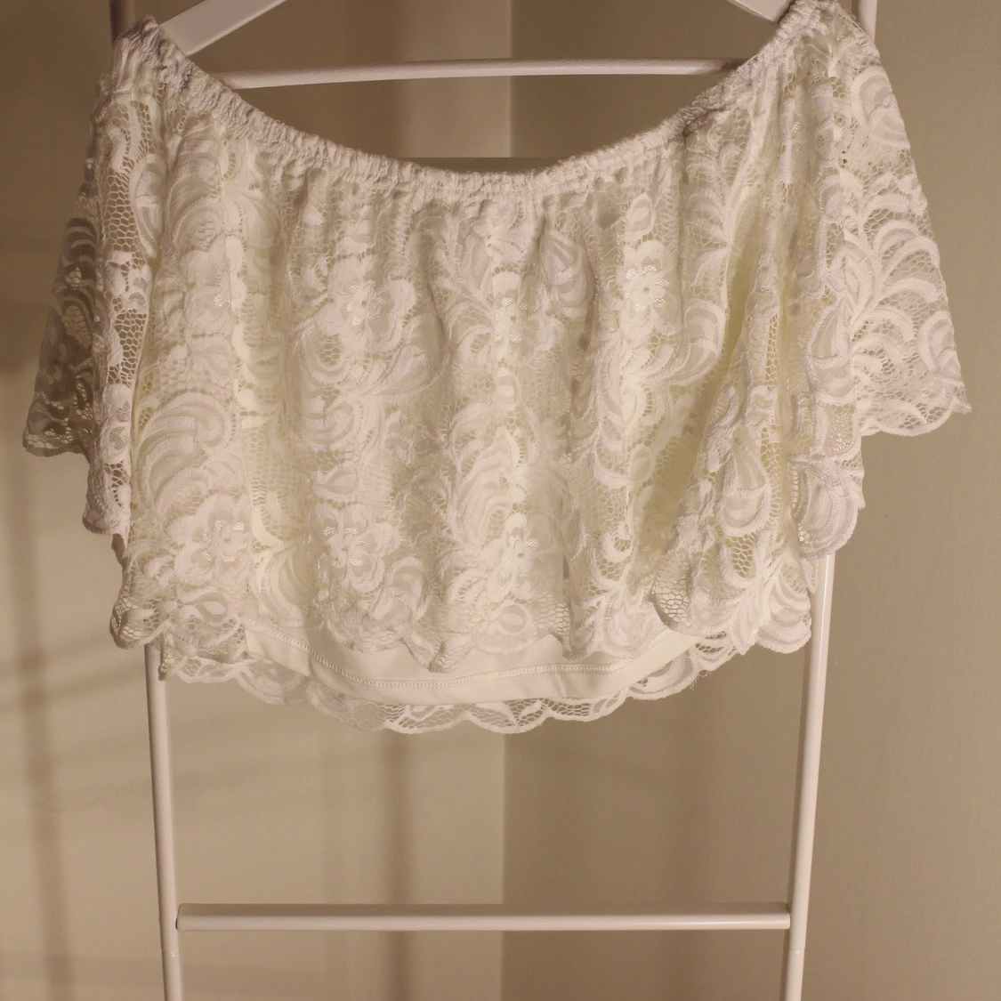 Croppad Vit Off Shoulder topp från Ivyrevel  - 91