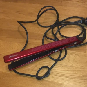 Plattång - Plattång från OBH Nordica. Blir snabbt varm och kommer upp till 230 grader. Använd men fungerar bra :)