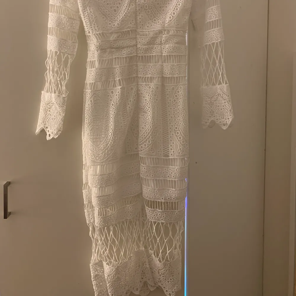 Denna fina spetsklänning beställdes för 2 år sedan, den har hängt i garderoben sedan dess oanvänd då den storleksmässigt inte passar mig. Den har en dragkedja på baksidan! 😁💯. Klänningar.
