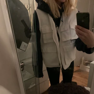 Vit väst från asos storlek m - Säljer denna helt nya väst från asos som jag fick i fel storlek tyvärr😭😭😭Aldrig använd! Strl m