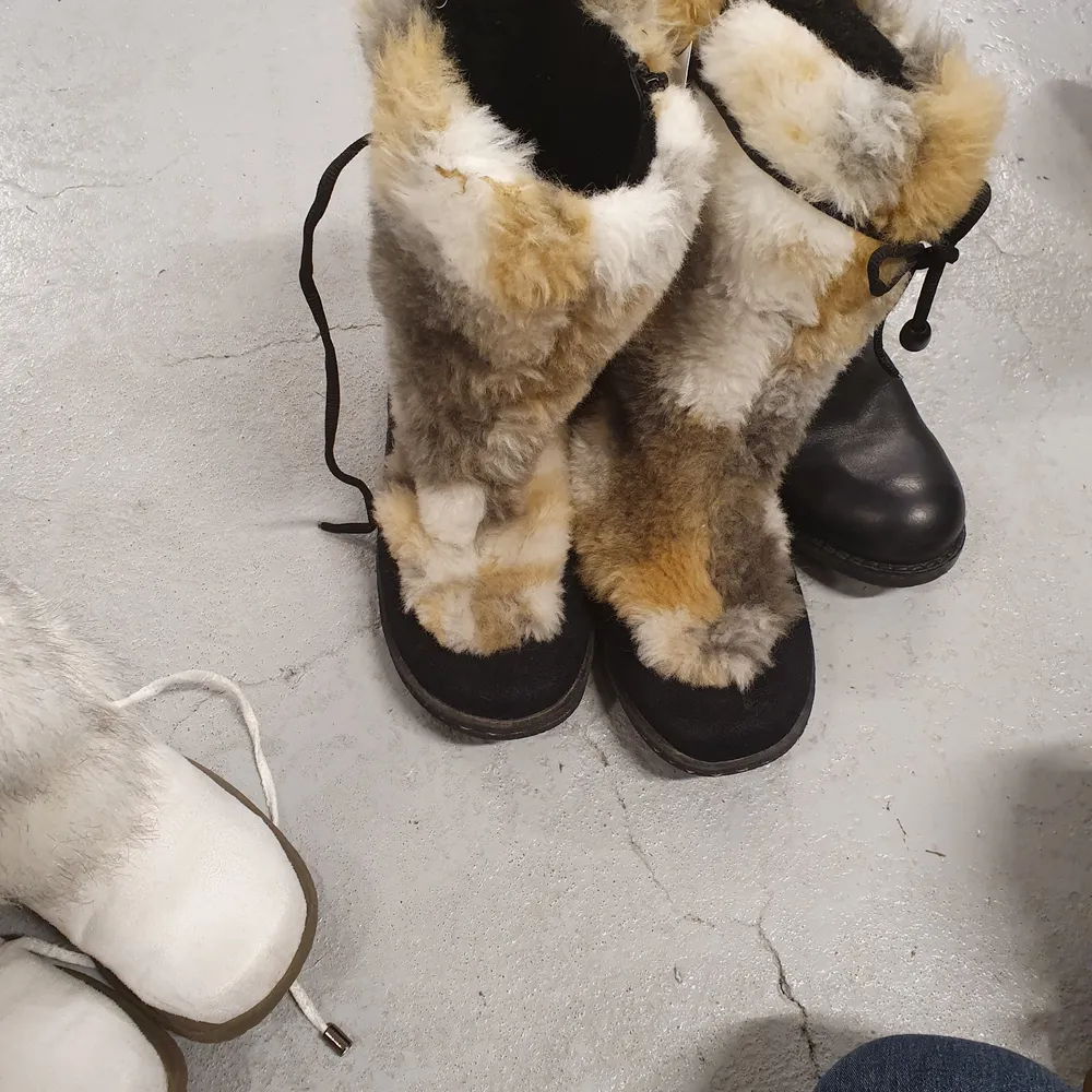 En vintage åkt fox fur boots användade 2 ganger I bra skick passar 35_38.passar till vinter och snow Mer information pm. 500 . Skor.