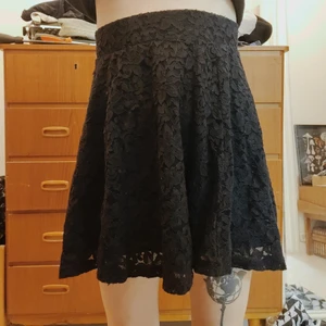 Spetskjol - En svart klockad kjol med spets från h&m söker nytt hem där den för användas mer än vad den för i sitt nuvarande. 🖤
