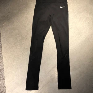 Nike tight S - Svarta Niketight med mesh på benen. Storlek S, men väldigt små i storleken, ca XXS-XS. 250kr ev porto tillkommer 