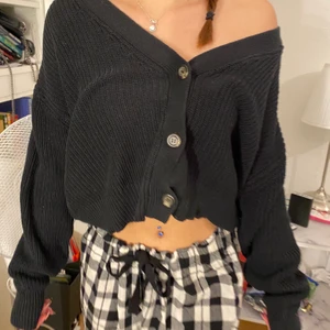 Cardigan från lager 157 - Svart cardigan från lager 157 som jag köpte för 149kr, inte använt den så mycket därför säljer jag den. Bra skick. 