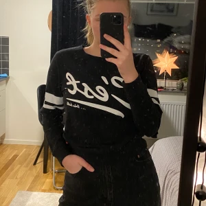 tröja - svsrt tröja med vitt tryck. 