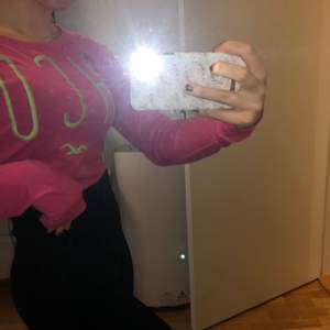 Hollister tröja i superfint skick! Strl S men skulle säga att den passar både xs/s beroende på hur man vill att den sitter💞 pris kan diskuteras vid snabb affär!