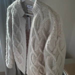 Kofta från mango - Aldrig använd, prislapp kvar. Köpt för 800kr