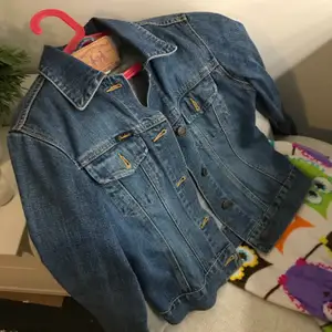 En extremt snygg jeansjacka som tyvärr blivit för liten för mig & har därav inte kommit till användning på hur länge som helst. Fortfarande i nyskick! Inte alls sliten, & ser helt sprillans ny ut. Skulle absolut användas konstant under vår/somrar/hösten ifall den inte vore lite liten!