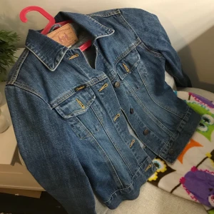 Supersnygg jeansjacka!! - En extremt snygg jeansjacka som tyvärr blivit för liten för mig & har därav inte kommit till användning på hur länge som helst. Fortfarande i nyskick! Inte alls sliten, & ser helt sprillans ny ut. Skulle absolut användas konstant under vår/somrar/hösten ifall den inte vore lite liten!
