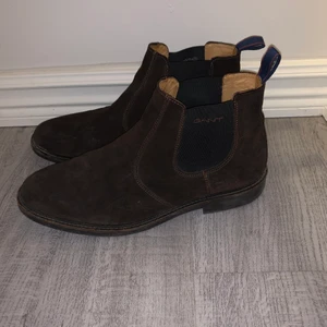 GANT Chelseaboots - Köpta i November 2019, använda under vinter-våren (19-20). Inga synliga skador eller fläckar på skorna så det är väldigt bra skick på bootsen. Köparen står för frakten. NYPRIS 1499:-
