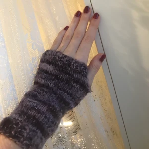 Handledsvärmare - Handledsvärmare i en lilagrå färg! 🎀 De är i en lite kortare modell, jättefina! ❤️ 40kr + frakt (12kr)