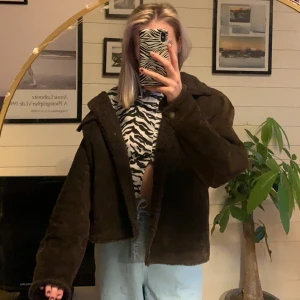 Brun jacka - Jättemysig brun jacka i mocka med teddymaterial på insidan. Köpt på beyond retro💞. St John’s Bay. Hittar ingen storlek men jag brukar oftast ha S-M i jackor. 