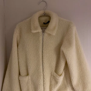 Teddyjacka - Jag säljer en oanvänd teddyjacka från Boohoo. Använder inte då jag har väldigt många andra jackor. Storlek 36. Köpte för 800kr.