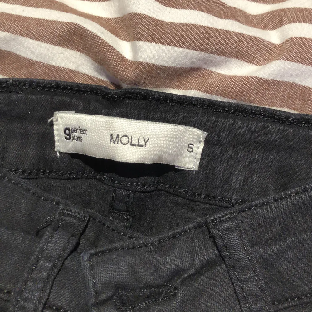 Svarta Gina tricot Molly jeans storlek s, bra skick, använda 1 gång. Originalpris: 300kr. Jeans & Byxor.