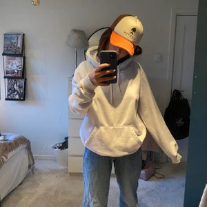 Vit hoddie  - En vit hoddie från HM man! Storlek M och sitter rätt pösigt på mig men passar nog alla beroende på hur man vill att den ska sitta! Relativt bra kvalite!! Frakt tillkommer på 62 kr 