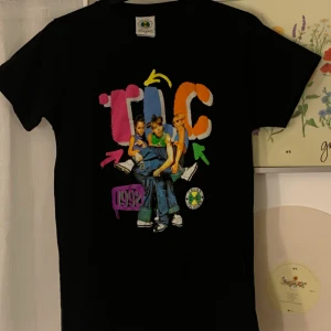 TIC t-shirt  - T-shirt i storlek XS 🤩❤️ Skitfin, köpt på Plick men i dunderskick! Billig frakt oxå då den inte väger mycket alls
