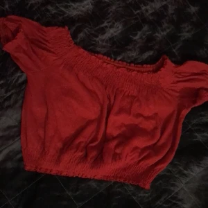 En fin scolder tröja - En röd och fin scolder tröja från gina i S