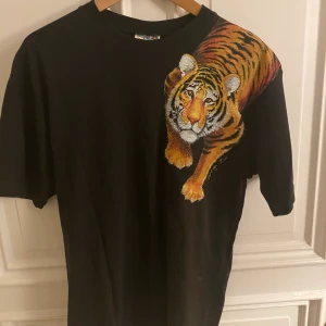 Vintage t-shirt - Köpt på en vintage butik i USA. Har själv knappt använt den varav jag säljer den. Storlek L men sitter som M ungefär. 