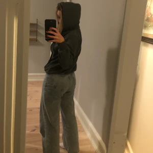 Grå hoodie  - Asskön grå hoodie i gott skick 🤪🤪 passar från xs-m och jag (på bilden) är en liten m ish 🥰🥰🥰 