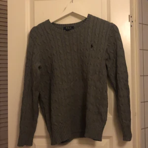 Tröja  - Kabelstickad tjocktröja från Ralph Lauren. Jättemysig och perfekt för vintern och tidig vår, köpt för 899kr, skick 6/10. Säljs för endast 299kr